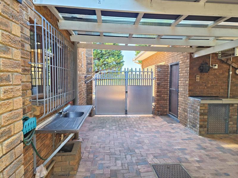 5 Bedroom Property for Sale in Fisherhaven Western Cape